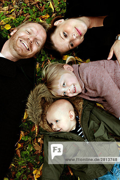 Familie mit zwei Kindern Verlegung in das Gras Schweden.