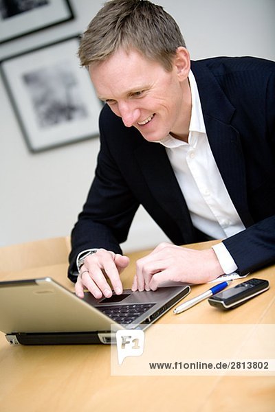 Berater mit seinem Laptop Stockholm Schweden.