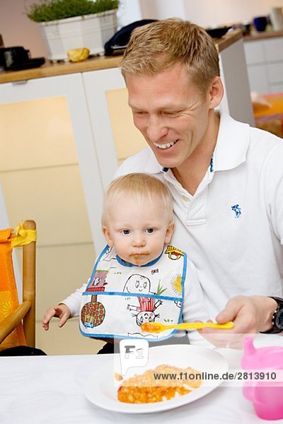 Ein Vater sein Baby Schweden Fütterung.