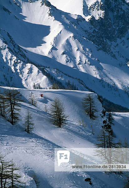 Ein Skifahrer in der Alpen in Italien.