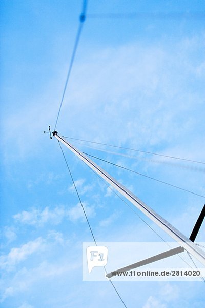 Ein Mast und einem blauen Himmel Schweden.