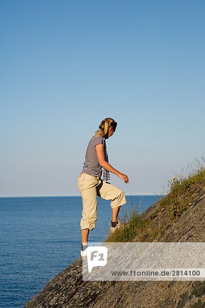Eine Frau zu Fuß bergauf Östergötlands Schweden.