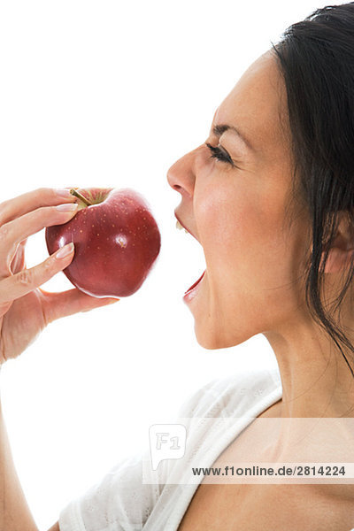 Eine Frau Essen einen Apfel Schweden.
