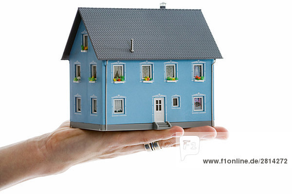 Wohnhaus Modell halten Miniatur