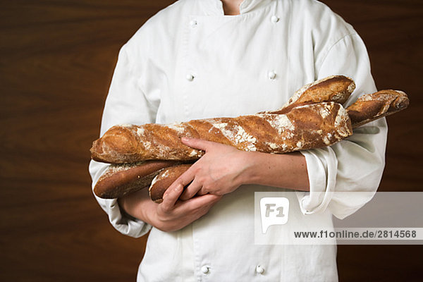 Eine Frau hält Laib Brot Französisch Schweden.
