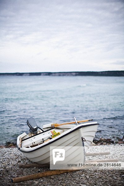 Ein Ruderboot am Ufer Gotland Schweden.