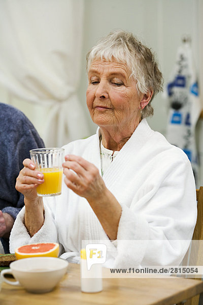 Frau nehmen Gesundheitspflege Senior Senioren