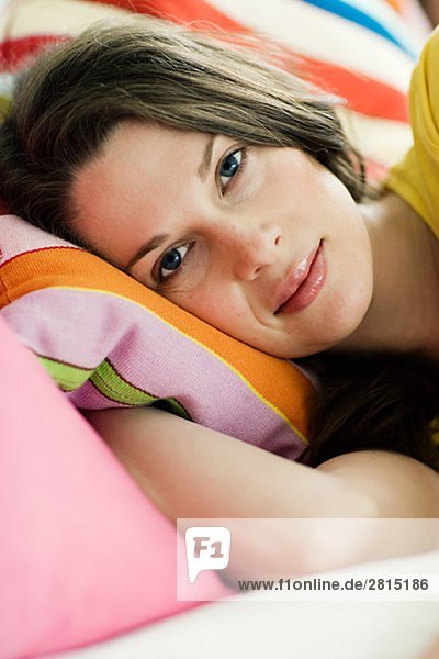 Eine skandinavische Frau im Bett legen.