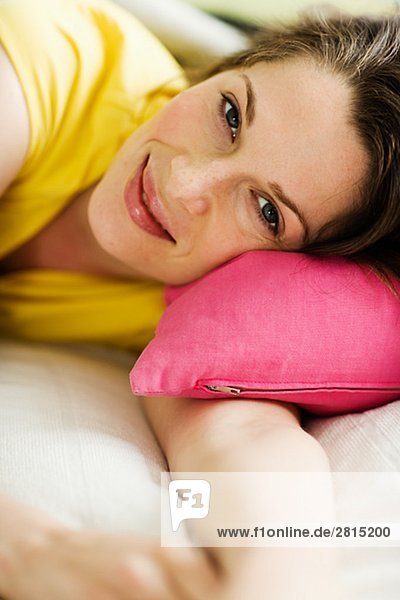 Eine skandinavische Frau im Bett legen.