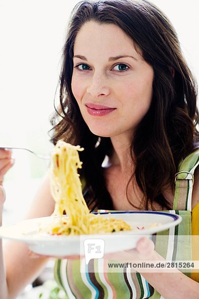 junge Frau junge Frauen Pasta Nudel essen essend isst