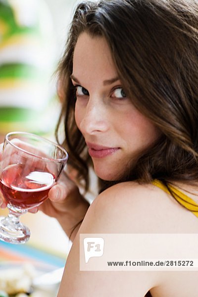 junge Frau junge Frauen Portrait Glas Wein halten