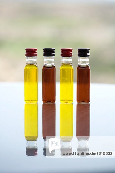 Olivenöl und Weinessig.