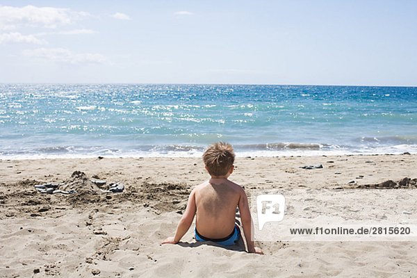Ein Junge auf einem Strand der Kanarischen Inseln.