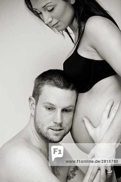 Ein Mann und eine schwangere Frau.