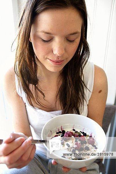 Eine junge Frau mit Frühstück Schweden.