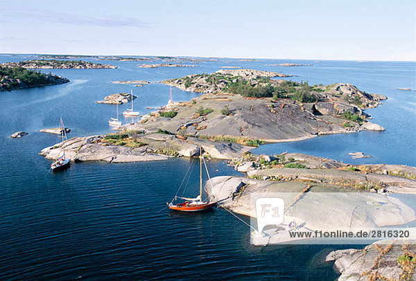 Ein Segelboot in den Schären von Stockholm Schweden.