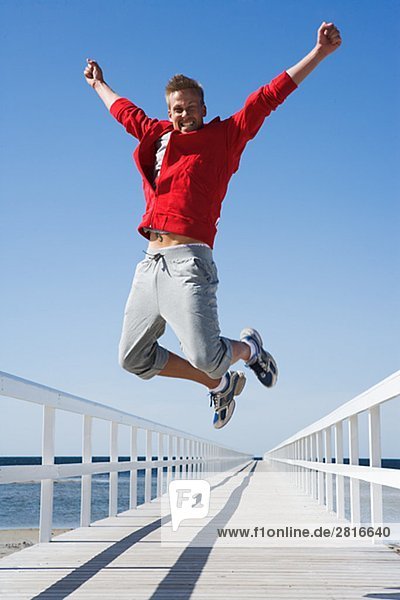 Ein Mann springen Malmö Skane Schweden.