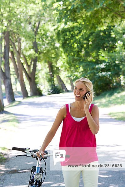 Eine junge Frau mit einem Fahrrad Schweden.