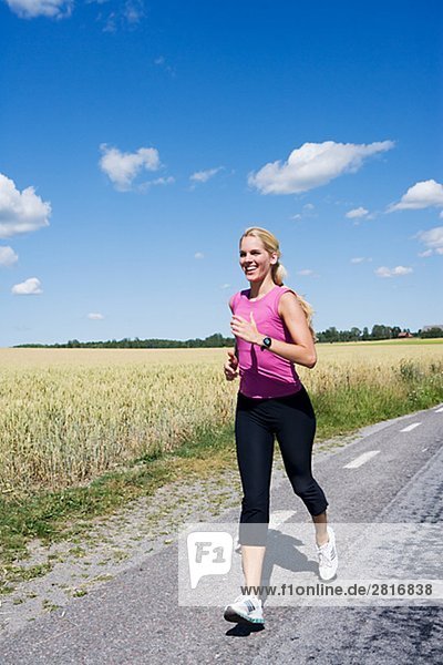 Eine Frau jogging Schweden.