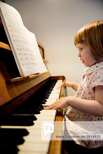Ein Mädchen spielt Piano Schweden.