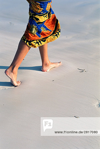 Eine Frau zu Fuß in der Sand Sansibar.