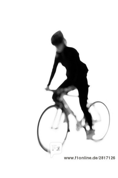 Silhouette einer Frau mit einem Fahrrad.
