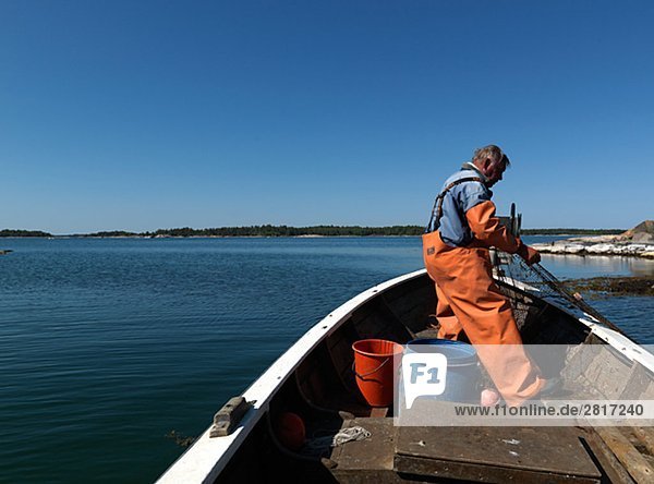 Ein Fischerei-Mann in einem Boot Schweden.