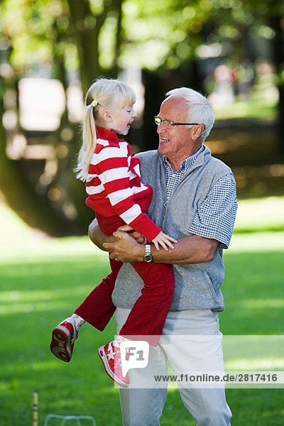 Ein Mädchen mit ihrem Großvater in den Park Schweden.