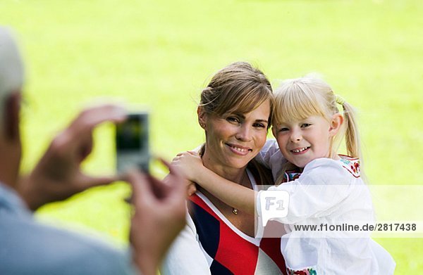 Frau älterer Mann and Girl Fotografieren im Park Schweden.