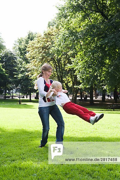 Frauen und Mädchen spielen im Park Schweden.
