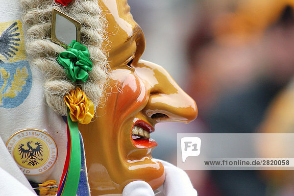 Person mit Karneval Maske im alemannischen Faschingsdienstag  Fastnacht  Rottweil  Baden-Württemberg  Deutschland