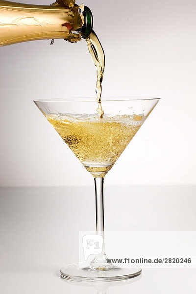 Eingiessen von Champagner in ein Glas  close-up
