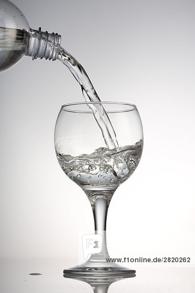 Eingiessen von Wasser in einer Glas  close-up