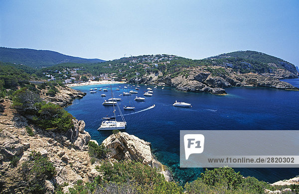 Erhöhte Ansicht der Boote in der Nähe der Küste  Cala Vadella  Ibiza  Balearen Inseln  Spanien