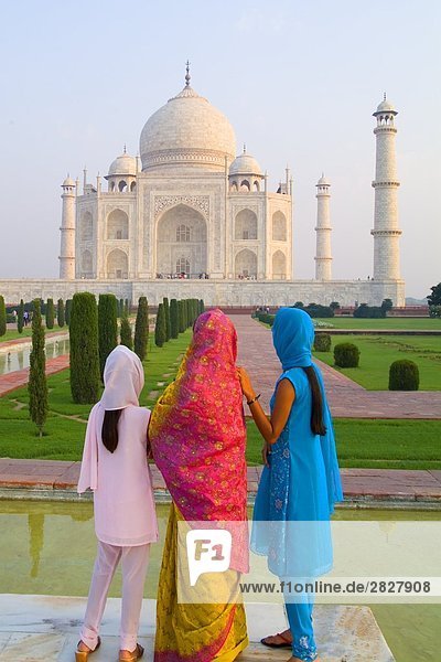 Drei Frauen vor dem Taj Mahal  Indien