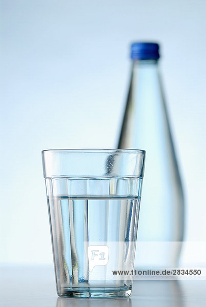 Wasser im Glas und in der Flasche