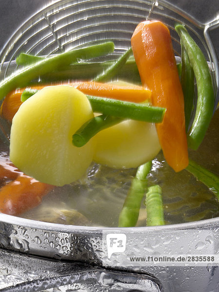 Kochen Gemüse in Boilng Wasser
