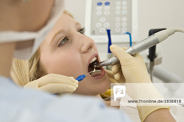 Zahnarzt examining Patienten Zähne