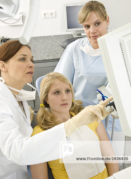 Weibliche Zahnärzte und Patient Blick auf monitor