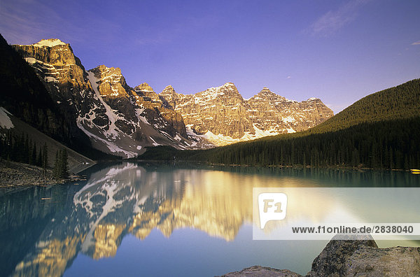 Moraine Lake und dem Tal der Ten Peaks  Banff-Nationalpark  Alberta  Kanada.