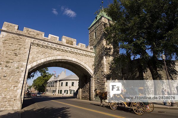 Porte St. Louis  einem der Eingänge der ummauerten Stadt des alten Quebec  mit Pferd und Wagen  Québec  Kanada.