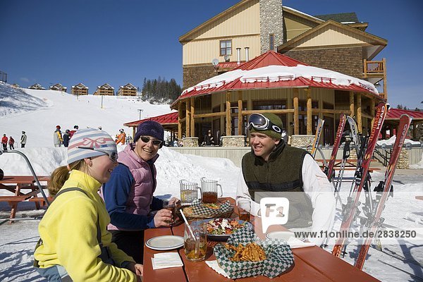 Junge Familie genießt Mittagessen auf Basis von Kimberley Alpine Resort  Kimberley  British Columbia  Kanada.