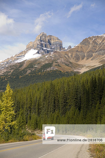 Die 2 752-Meter Eisenhower Peak  der Osten Turm der Burg Berg  Webstühle über Autobahn 1a im Banff-Nationalpark  Rocky Mountains  Alberta  Kanada.