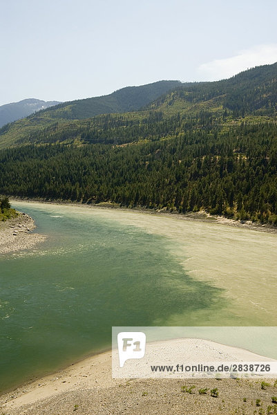 Das klare Wasser des Flusses Thompson tragen Sparren bis zu seinem Zusammenfluss mit dem schlammigen Fraser River bei Lytton  Thompson Okanagan  British Columbia  Kanada.