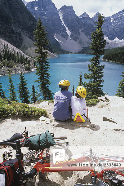 Radfahrer genießen Moraine Lake  Alberta  Kanada.