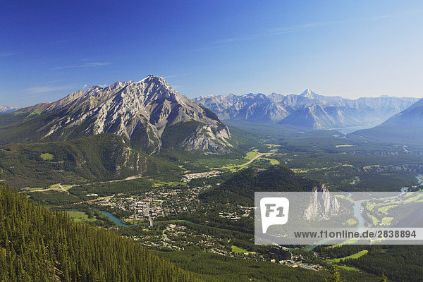 Luftbild von der Spitze der Sulphur Mountain von der Stadt Banff und Cascade Mountain  Teil des Welterbes Banff-Jasper  Banff-Nationalpark  Alberta  Kanada.