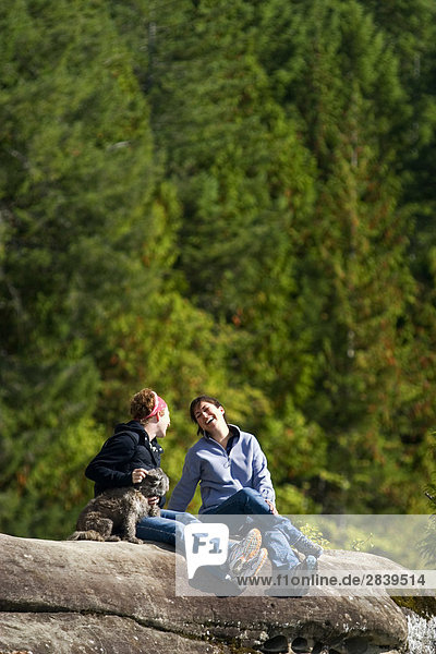 Genießen ein gutes Lachen beim Wandern in Nymphe Falls auf der Puntledge River  Comox  Vancouver Island  British Columbia  Kanada.