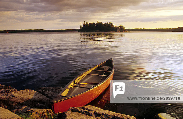 Kanu auf Nutimik Lake  Whiteshell Provincial Park  Manitoba  Kanada.