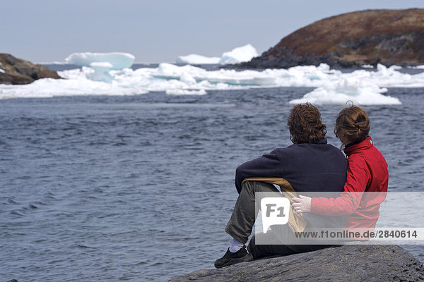 Eisberg Wasserrand Hafen sehen Stadt Eis Kanada Mann und Frau