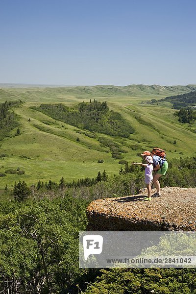 Junge Mutter und Tochter genießen Sie Blick auf die Konglomerat Klippen  Cypress Hills provinzübergreifender Park  Saskatchewan  Kanada.
